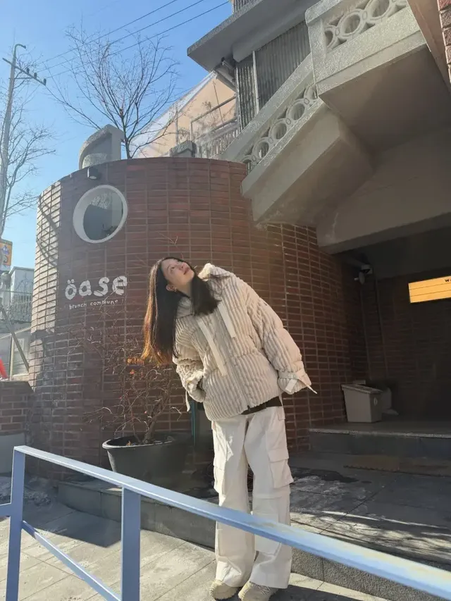 화이트 카고 스타일링 | 축구장 대신 거리로 나온 톱모델의 힙한 와이드 팬츠 소화력 /사진=김진경 인스타그램