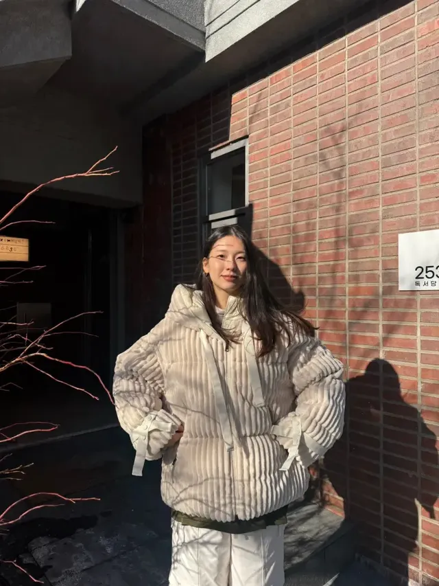코듀로이 푸퍼 재킷 | 리본 디테일로 귀여움을 한 스푼 더한 몽글몽글 패딩룩 /사진=김진경 인스타그램