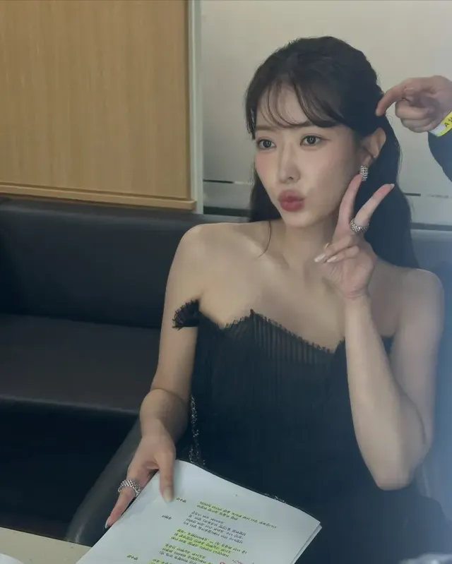 큐티 시크 무드 | 화려한 주얼리와 자연스러운 헤어스타일로 연출한 세련된 연말 무드 /사진=임수향 인스타그램