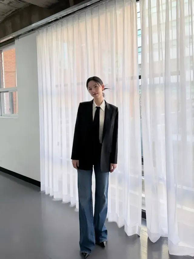 와이드 데님 & 포인티드 토 | 포멀과 캐주얼을 영리하게 조합하여 완성한 시크한 실루엣 /사진=강한나 인스타그램