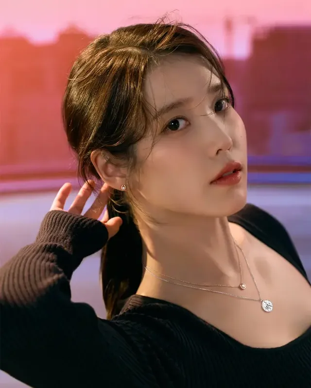 아이유가 제이에스티나 신년 캠페인에서 특유의 청초한 매력을 발산한다 /사진=제이에스티나 제공