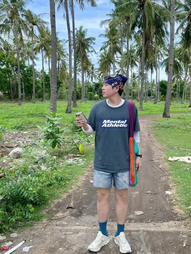 빅 숄더백 포인트 | 비비드한 컬러 블로킹 백으로 완성한 위트 있는 휴양지 패션 /사진=표지훈 인스타그램