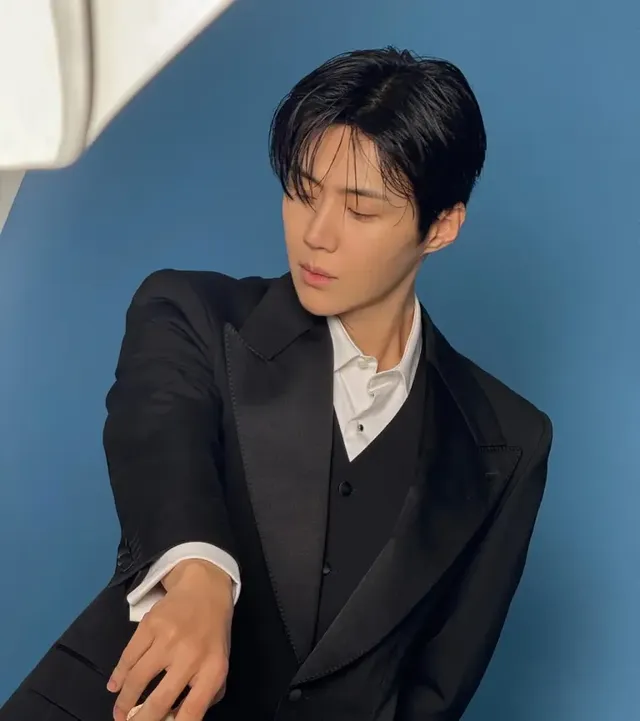 레더 재킷 & 가죽 장갑 | 거친 가죽 소재와 깊은 눈빛이 조화를 이룬 와일드 카리스마 /사진=김선호 인스타그램