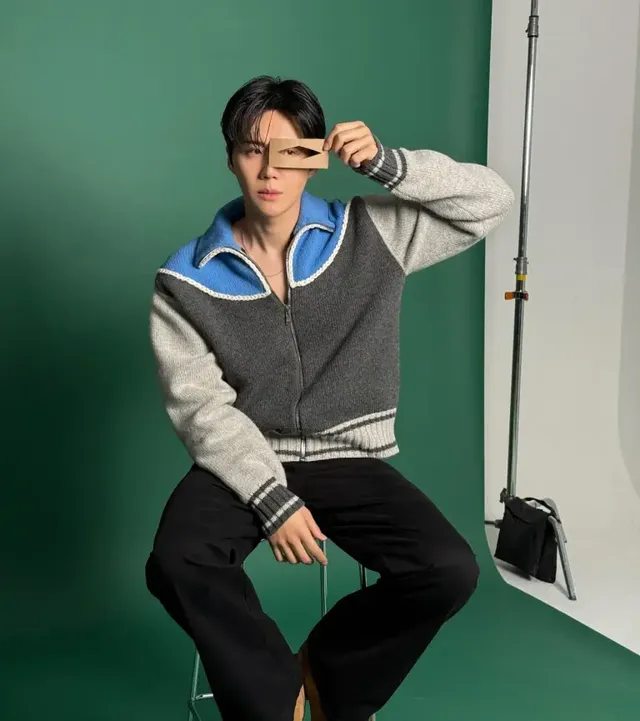 3피스 블랙 슈트 | 정교한 테일러링과 웨트 헤어로 완성한 고혹적인 슈트 스타일링 /사진=김선호 인스타그램