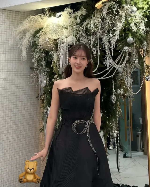 볼륨 풀 스커트 | 풍성한 실루엣과 허리의 비즈 리본 포인트로 완성한 공주풍 스타일링 /사진=임수향 인스타그램