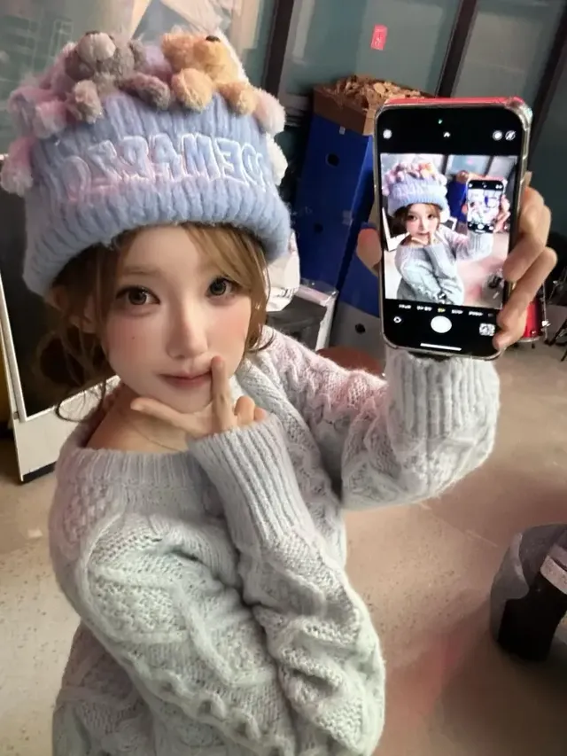 인형 장식 액세서리 | 베레모 위의 귀여운 디테일로 유니크한 감성을 더한 마젠타의 스타일링 /사진=마젠타 인스타그램