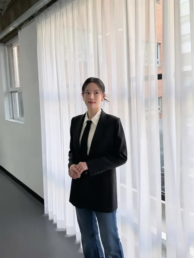블랙 블레이저 & 타이 | 클래식한 매니시 룩에 젠더리스한 감성을 더한 세련된 연출 /사진=강한나 인스타그램