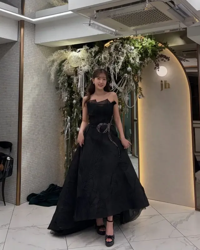 블랙 오프숄더 드레스 | 비정형적인 컷아웃 넥라인과 플리츠 소재가 돋보이는 시상식 룩 /사진=임수향 인스타그램