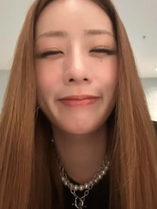 내추럴 뷰티 | 꾸밈없는 미소 속에 담긴 예비 신부의 행복과 성숙해진 아우라 /사진=윤보미 인스타그램