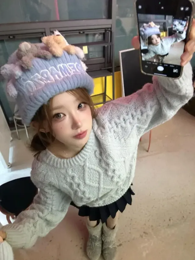 케이블 니트 & 베레모 | 화이트 니트와 파스텔톤 모자로 완성한 포근하고 사랑스러운 윈터 룩 /사진=마젠타 인스타그램