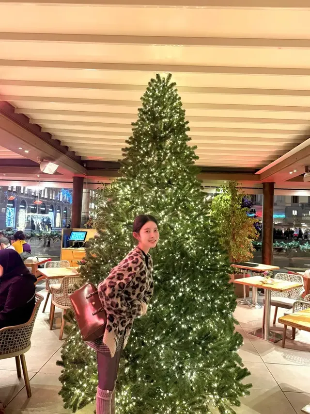 #이탈리아여행 #겨울스타일링 | 아르노 강변을 배경으로 우아한 옆태와 세련된 패턴 룩을 뽐내는 시은 /사진=시은 인스타그램