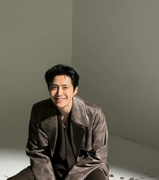 체크 패턴 코트 | 은은한 조명 아래 부드러운 미소로 완성한 로맨틱 댄디 룩 /사진=김선호 인스타그램