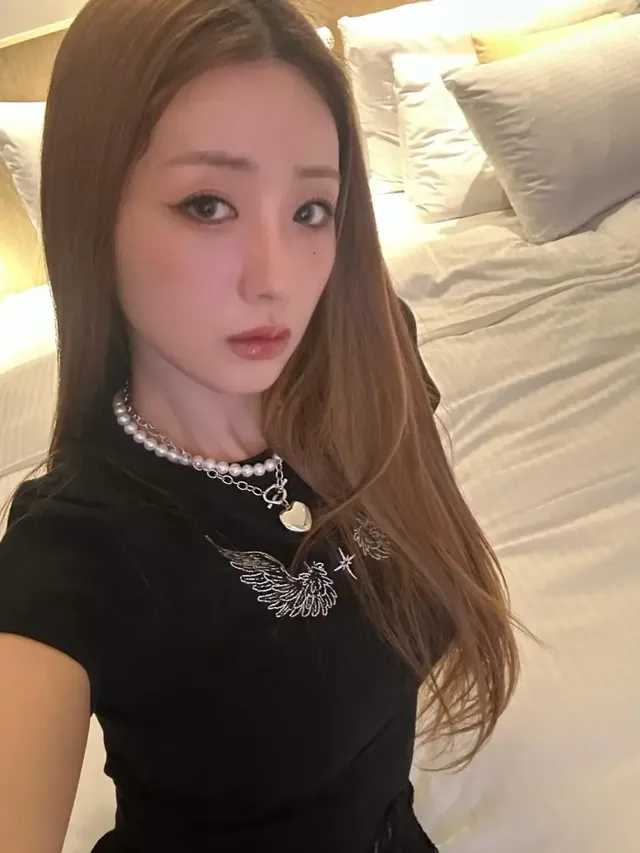 고스 펑크 디테일 | 윙 자수 티셔츠와 진주 레이어드 네크리스로 완성한 시크한 데일리룩 /사진=윤보미 인스타그램