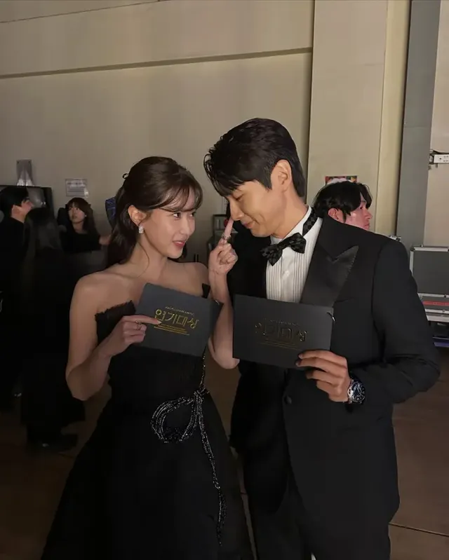 지현우와 임수향 | 턱시도와 블랙 드레스의 클래식한 조화 속 돋보이는 두 배우의 케미스트리 /사진=임수향 인스타그램