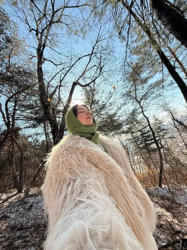 니트 디테일 클로즈업 | 클로즈업을 부르는 신비로운 마스크와 포근한 니트 조직의 환상 조합 /사진=안젤리나 다닐로바 인스타그램