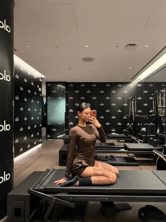 거울 셀카의 정석 | 슬릭 번 헤어와 브라운 셋업으로 완성한 