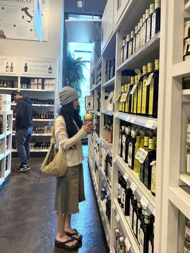 보헤미안 시크 | 네트백과 데님 스커트로 완성한 자유로운 장보기 패션 /사진=이서연 인스타그램