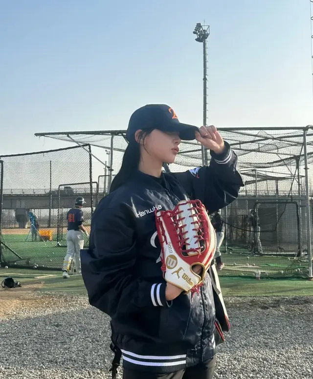 야구 장비와 완벽 합체를 이룬 김민지 | 글러브 낀 모습조차 화보가 되는 기적 /사진=김민지 인스타그램