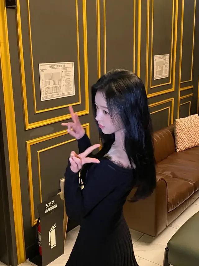 리브드 미니멀리즘 | 세로 줄무늬 텍스처로 슬림한 실루엣의 정점을 찍은 올 블랙 착장 /사진=유아 인스타그램