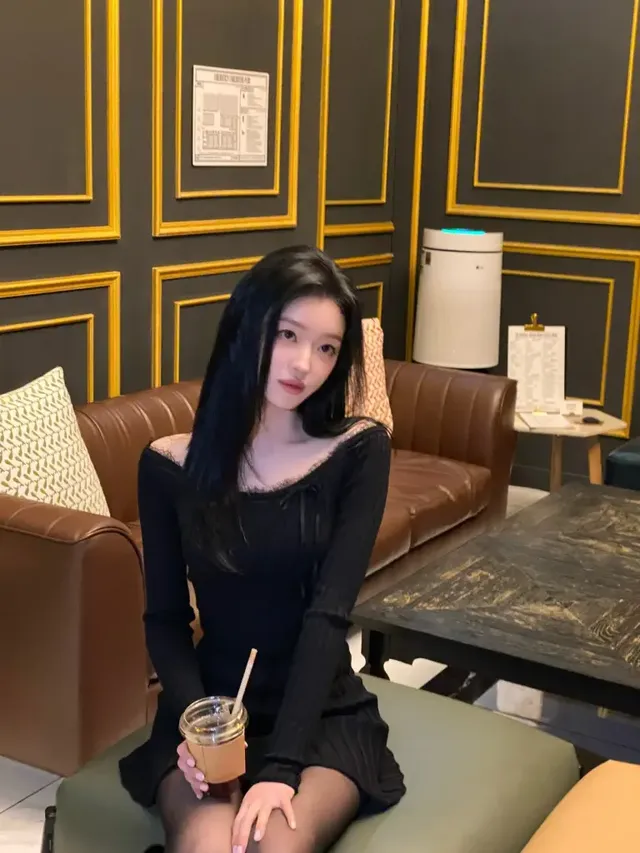 프로젝트 Y 모드 | 장난기 섞인 브이 포즈에도 숨겨지지 않는 시크한 시네마틱 무드 /사진=유아 인스타그램