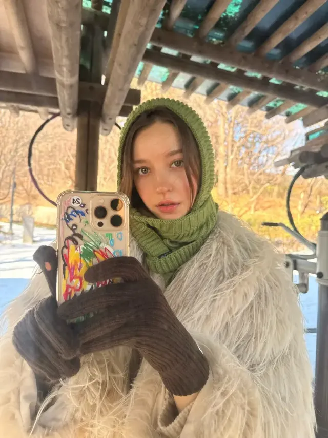 화이트 퍼 & 올리브 바라클라바 | "거울아 거울아" 숲속 요정으로 변신한 안젤리나의 완벽한 거울 셀피 /사진=안젤리나 다닐로바 인스타그램