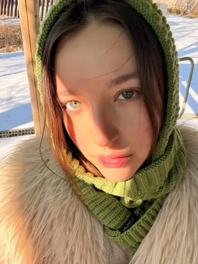 포레스트 배싱 스타일 | 쏟아지는 햇살 아래 퍼 코트를 두르고 겨울 숲의 정취를 만끽하는 순간 /사진=안젤리나 다닐로바 인스타그램