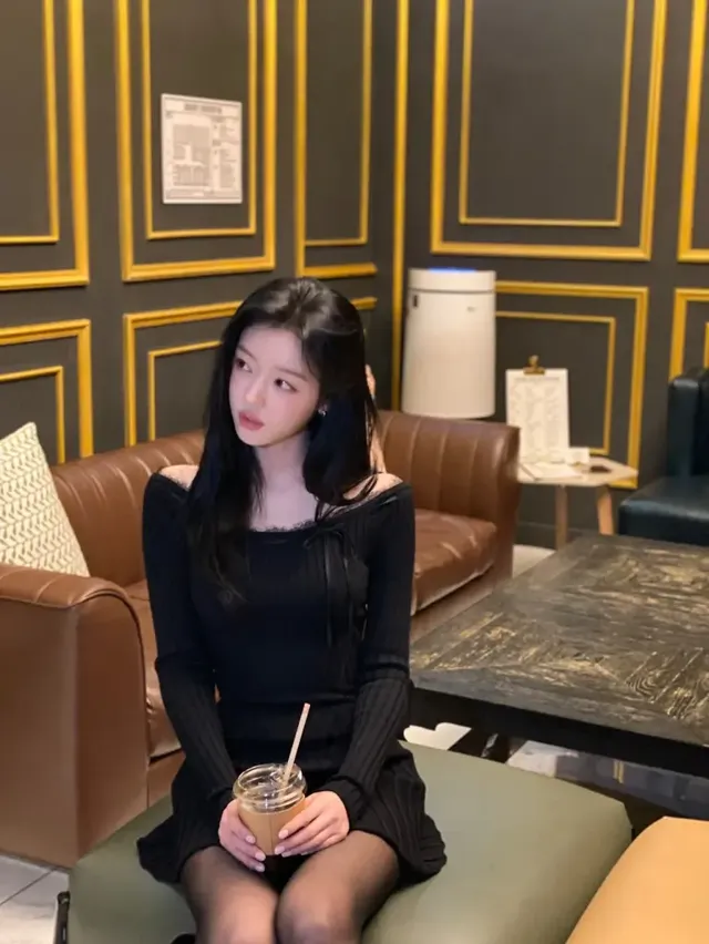 블랙 오프숄더 | 레이스 한 줄로 완성한 고혹적인 쇄골 라인과 