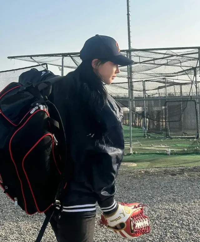 대형 백팩을 메고 출근하는 김민지 | 장비 무게보다 무거운 에이스의 존재감 /사진=김민지 인스타그램