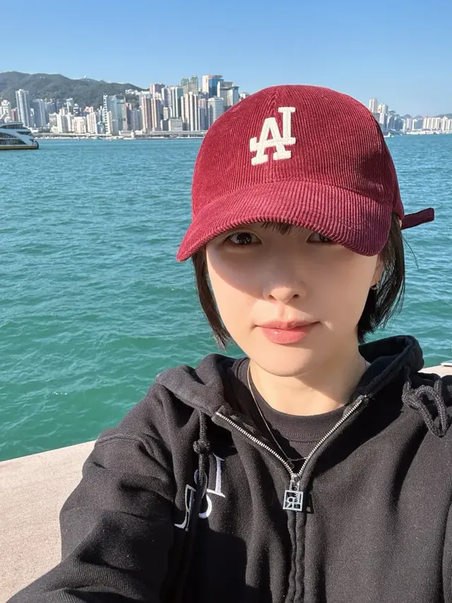 코듀로이 캡, 버건디 포인트| 탁구 채 대신 스타일을 잡은 서효원의 치명적인 눈빛 /사진=서효원 인스타그램