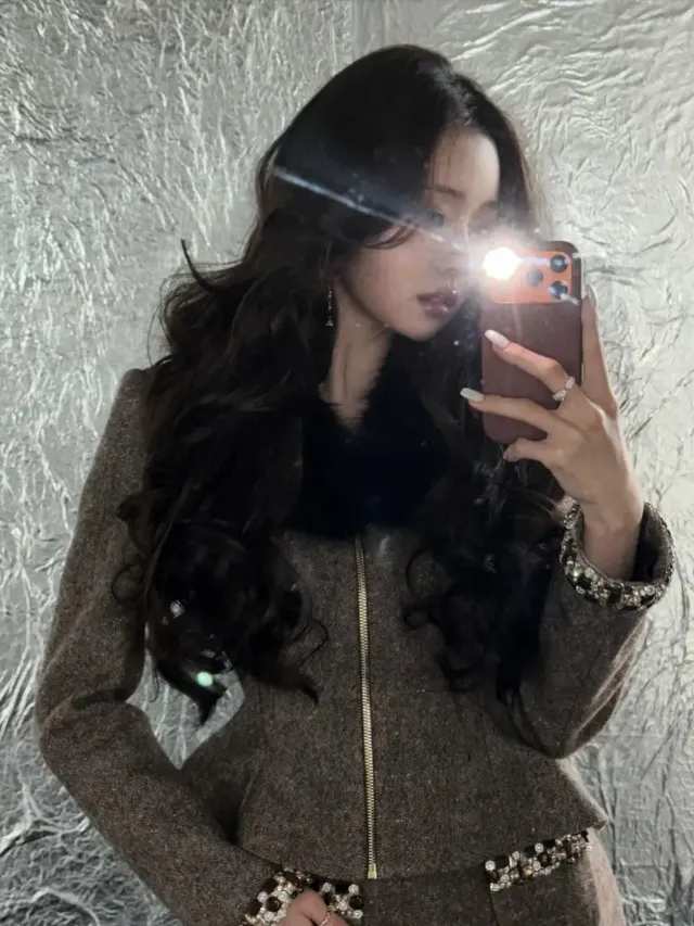 페플럼 실루엣 | 잘록한 허리 라인을 강조하며 독보적인 비율을 완성한 트위드 자켓 /사진=송지아 인스타그램