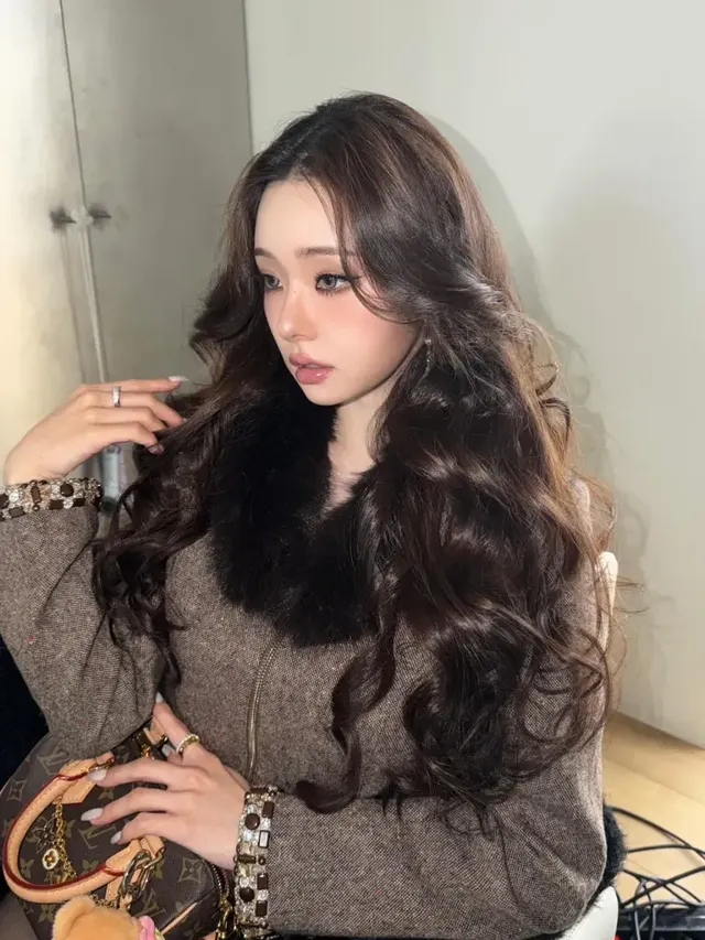 고혹적인 무드 | 풍성한 웨이브 헤어와 정교한 메이크업이 빚어낸 인형 비주얼 /사진=송지아 인스타그램