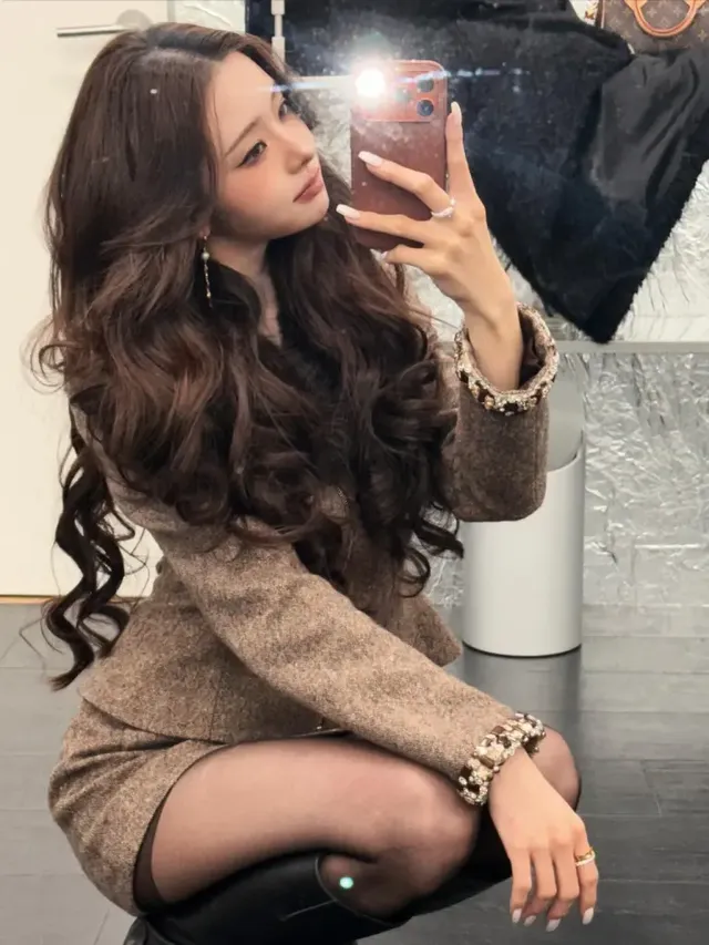 윈터 글램룩 | 트위드 셋업에 미니스커트를 매치해 완성한 워너비 스타일링 /사진=송지아 인스타그램