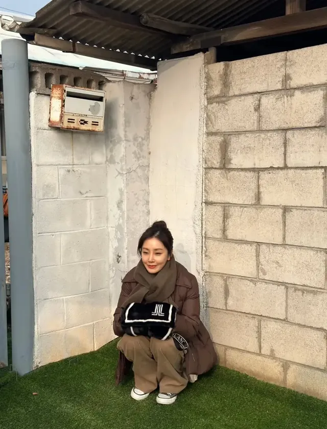 프릴 레이어드 스타일 | 바지 위에 스커트, 패션 고수들만 아는 ‘농촌 공주님’ 레시피 /사진=오나라 인스타그램