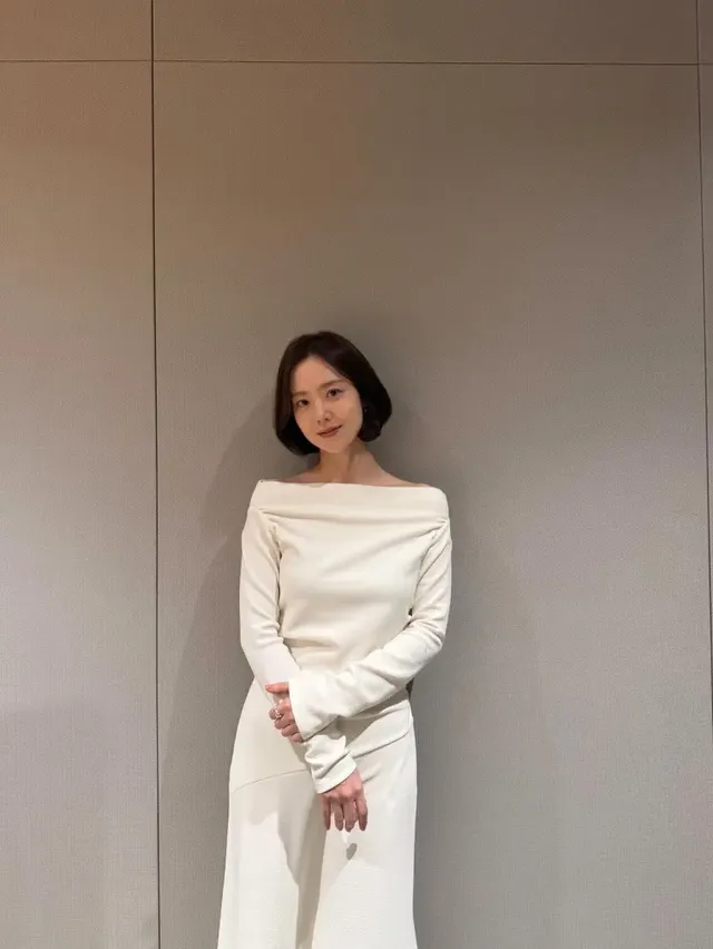 화이트 오프숄더 | ‘장난꾸러기’ 모먼트 뒤에 숨겨뒀던 압도적인 여신 포스 /사진=문채원 인스타그램
