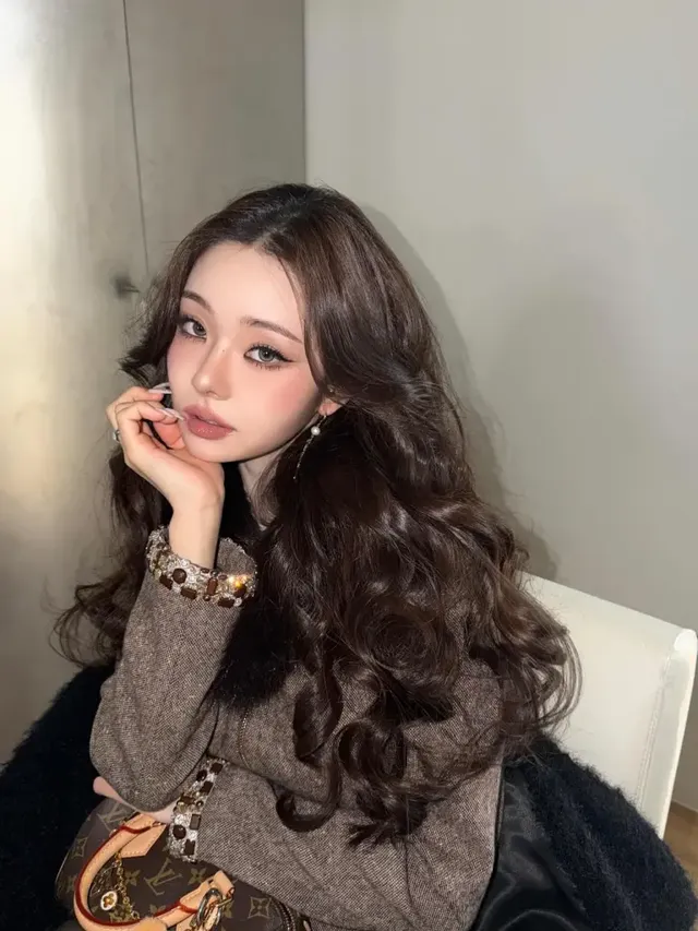 젬스톤 디테일 | 소매 끝에 박힌 대담한 보석 장식으로 극대화된 화려함 /사진=송지아 인스타그램