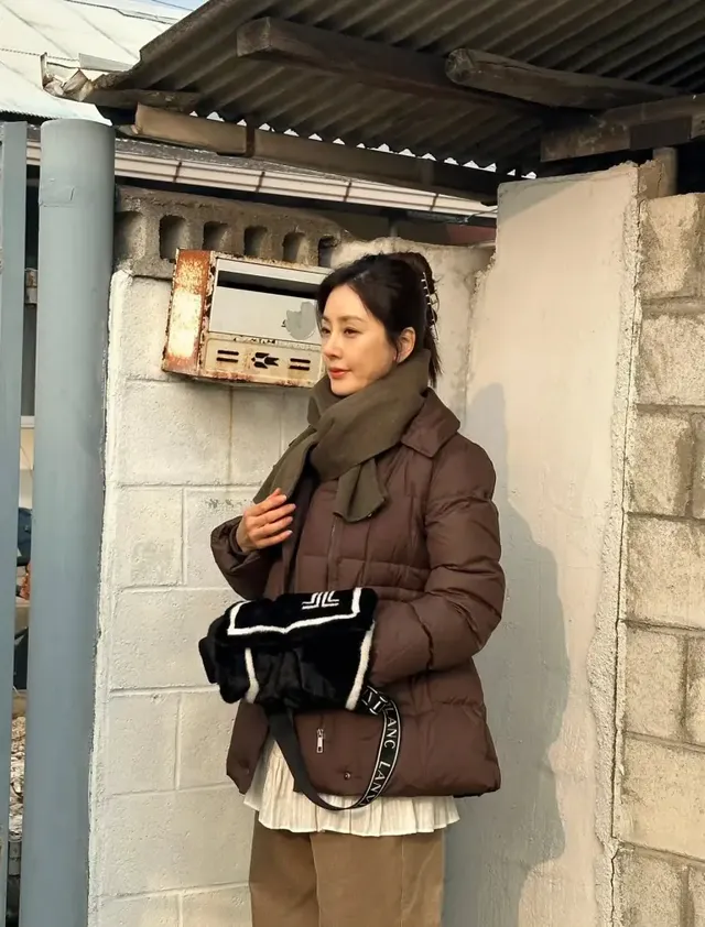 퀼팅 패딩 & 퍼 백 | 추위는 막고 스타일은 살리는 실전용 ‘농촌 럭셔리’ 완성 /사진=오나라 인스타그램