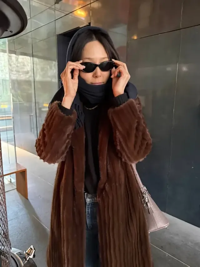 퍼 코트 & 난로 | 영하의 기온도 녹여버릴 듯한 압도적인 럭셔리 무드 /사진=김나영 인스타그램