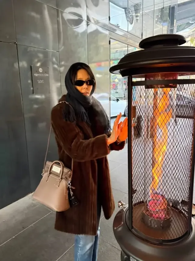 퍼와 볼캡의 믹스매치 | 럭셔리 아이템을 캐주얼하게 풀어낸 패션 리더의 위트 /사진=김나영 인스타그램