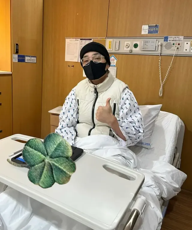 병상 위의 엄지 척 | 환자복에 패딩 조끼를 레이어드해 ‘생존 신고’를 전하는 하도권 /사진=하도권 인스타그램