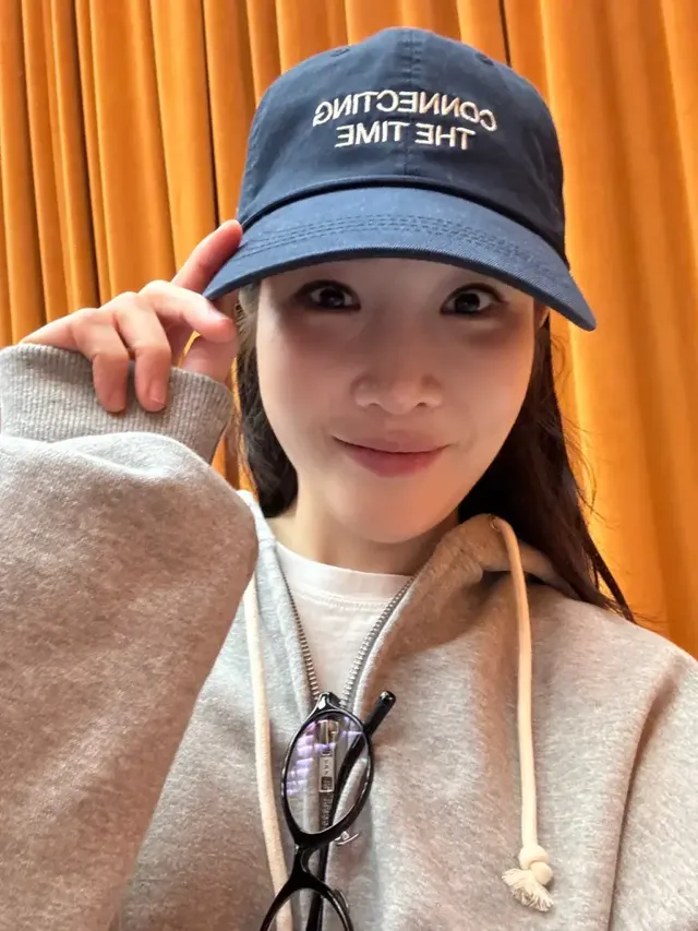 너드미 뿜뿜 | 안경과 후디, 그리고 미소가 어우러진 공연 이틀 전의 설레는 셀피 /사진=이해리 인스타그램