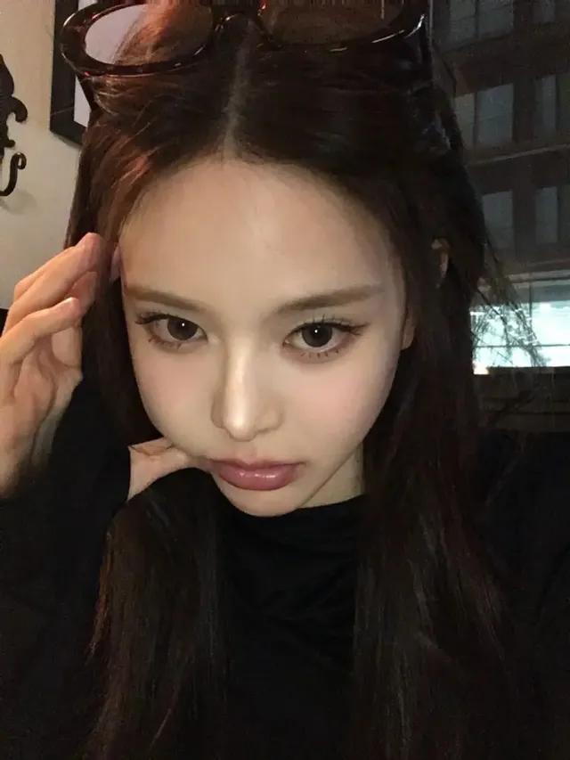 긱시크의 정석 | 레오파드 안경을 헤어밴드처럼 활용한 위트 있는 스타일링 /사진=방지민 인스타그램