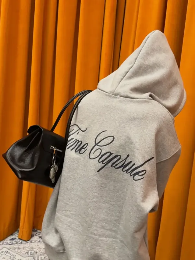 반전 뒤태 레터링 | 평범한 후디인 줄 알았지? 등 뒤를 장식한 감각적인 타이포그래피 포인트 /사진=이해리 인스타그램