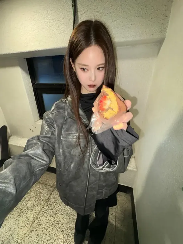 반전의 미학 | 가죽 재킷의 거친 무드와 대비되는 달콤한 딸기 케이크 /사진=방지민 인스타그램