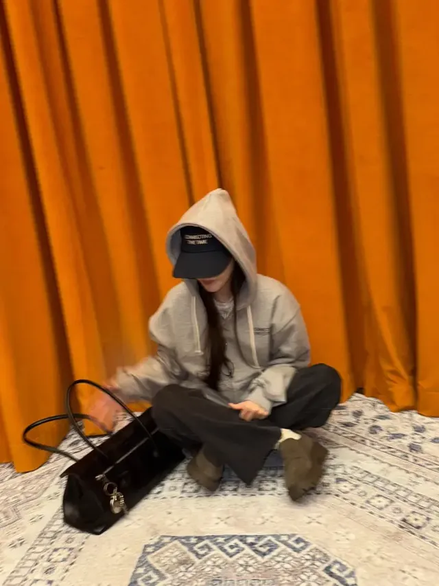 아티스트 바이브 | 볼캡과 후드를 조합해 얼굴을 가려도 숨길 수 없는 힙한 아우라 /사진=이해리 인스타그램