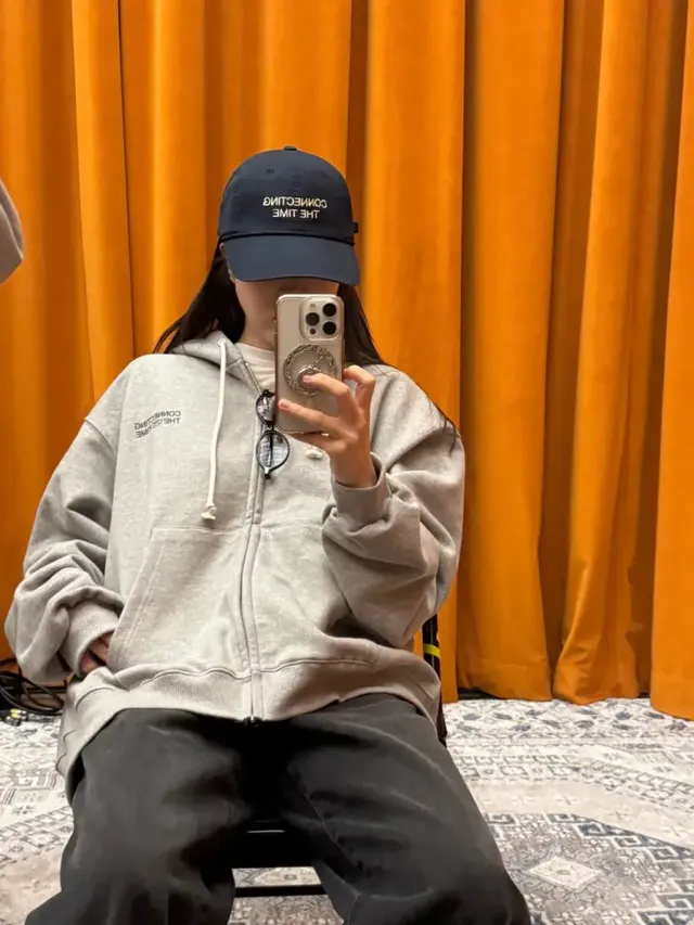 그레이 후디 셋업 | 연습실 바닥에 앉아 ‘꾸안꾸’의 정석을 보여주는 이해리의 자유로운 순간 /사진=이해리 인스타그램