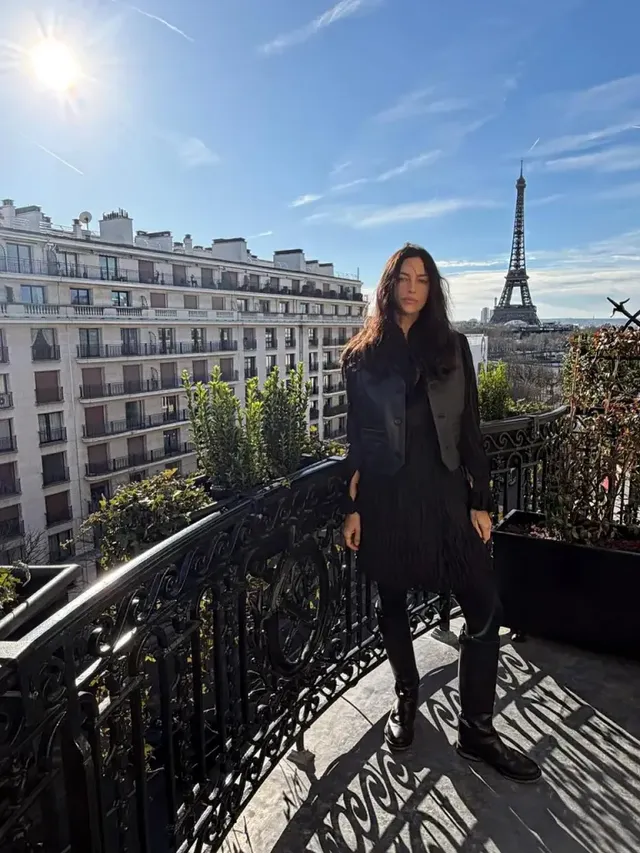 에펠탑의 질투 | 클래식한 블랙 룩에 롱 부츠를 매치해 파리 도심을 단숨에 런웨이로 만든 순간 /사진=이리나 샤크 인스타그램