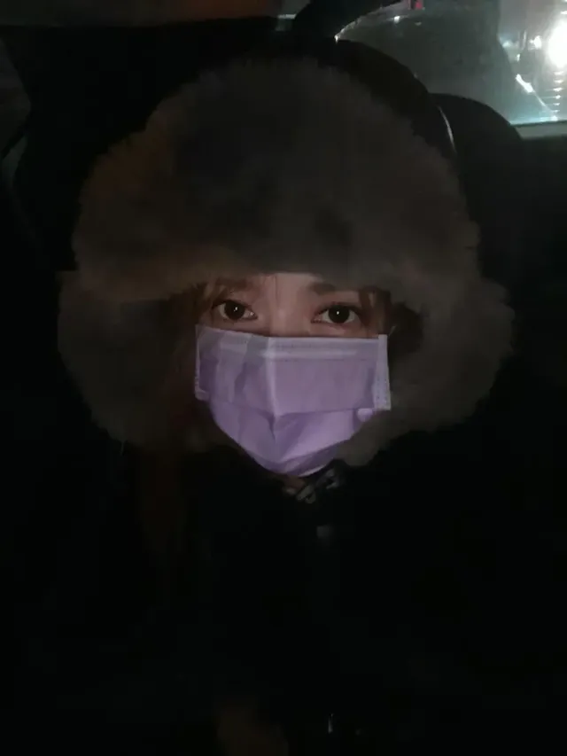 보라색 마스크로 무장한 채 카메라를 응시하는 모습 | 마스크는 거들 뿐, 안광만으로 이미 무대 평정 /사진=이엘리야 공식 SNS