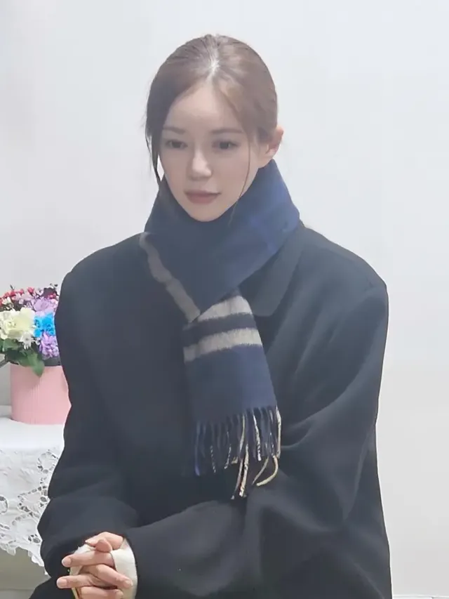 퍼 후드 속에 묻힌 채 몽환적인 분위기를 자아내는 이엘리야 | 밤에 보면 더 위험한 미모, 이 정도면 야간 통행 금지급 /사진=이엘리야 공식 SNS