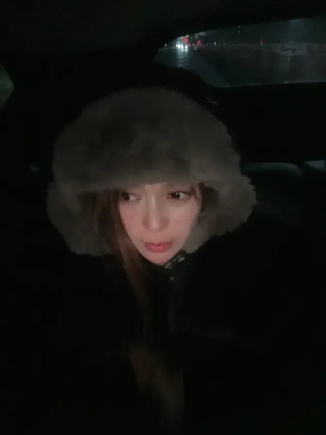 차분한 눈빛으로 어딘가를 응시 중인 이엘리야 | 곰손이 둘러도 명품 되는 머플러의 완성은 역시 얼굴 /사진=이엘리야 공식 SNS