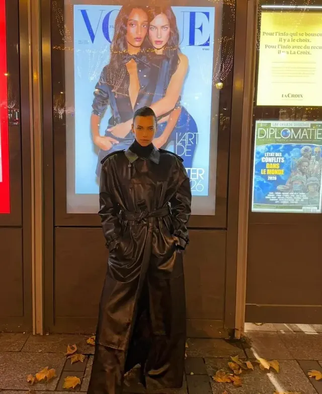 내가 나를 만났을 때 | 레더 트렌치코트를 입고 본인의 보그 커버 광고판 앞에서 뽐낸 압도적 아우라 /사진=이리나 샤크 인스타그램인스타그램